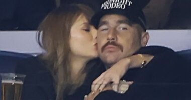 Taylor Swift planted a kiss on Travis Kelce's cheek as they watched baseball Monday night