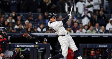 Aaron Judge hits a two-run home run to send the Bronx wild and help the Yankees to victory