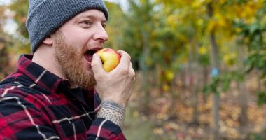 I love the flavour of an appleand I find it clears the palate. So I¿m delighted that there is a lot of truth in the old saying that ¿an apple a day keeps the doctor away¿, Dr Michael Mosley wrote