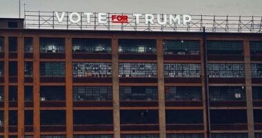 Custom Printing Company Sticker Mule Posts Massive ‘Vote For Trump’ Sign Atop Historic Building in NY