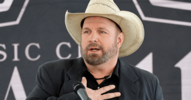 Garth Brooks sues and publicly names rape accuser