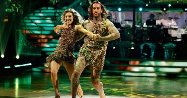 Pete Wicks and Jowita Przystal perform the samba to the George Of The Jungle theme