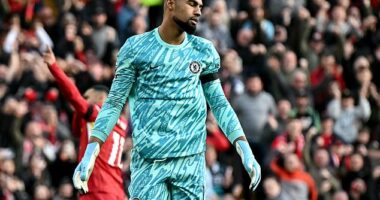 Jamie Carragher pinpoints the ONE 'scared' player Chelsea must ditch to fight for the Premier League title - and urges them to spend to replace him