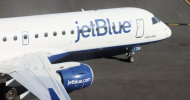 JetBlue’s stock tumbles as downbeat revenue outlook raises risk of more losses
