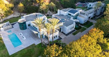 Kanye West recently purchased a $35 million mansion in a gated community located in Beverly Hills has been pictured.