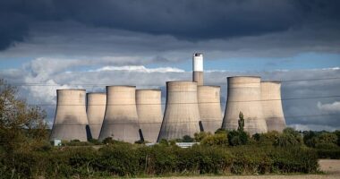 The last remaining coal-fired power station, at Ratcliffe-on-Soar near Nottingham , switched off its generators for the last time on Monday at midnight