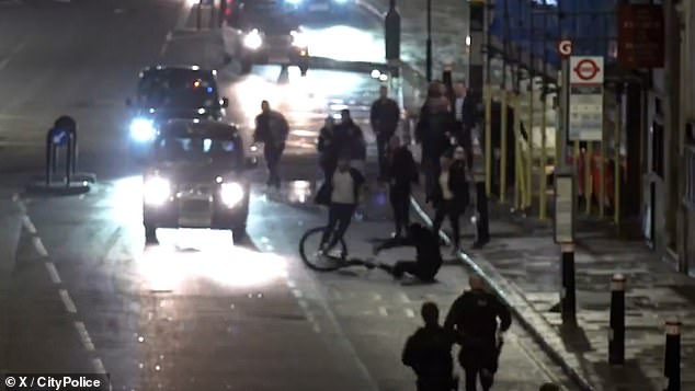 A man on an electric bike was stopped by brave passersby just a few seconds after stealing a woman's iPhone