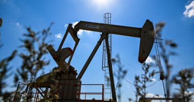 Oil futures drop over 4% on talk of Lebanon-Israel ceasefire