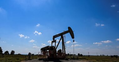 Oil prices rebound from Wednesday declines