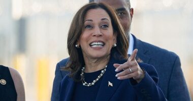Democratic presidential nominee U.S. Vice President Kamala Harris points her finger at Harry Reid International Airport in Las Vegas, Nevada, U.S., October 9, 2024. REUTERS/Evelyn Hockstein