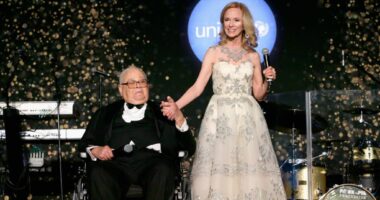 Celebrity Net Worth logo