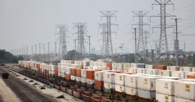 U.S. business inventories expand for fifth straight month in August, bolstering economic outlook