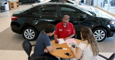 U.S. credit-card debt declines for second time in past three months, signaling plateau in borrowing