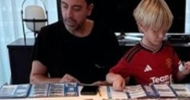 Xavi's wife, Nuria Cunillera, shared a photo on Instagram of her husband son with son Dan, five, while he wore a Manchester United kit