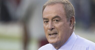 Al Michaels’ Quirks Define Amazon’s NFL Broadcasts 