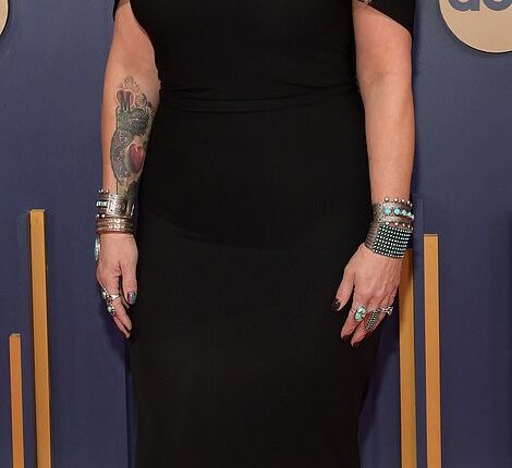 Miranda showed off her effortlessly chic Western style in a timeless, floor-length black gown with off-the-shoulder sleeves