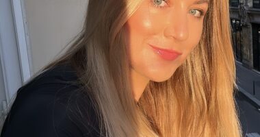 Tobi Henney has spent 15 years travelling the world as a go-to makeup artist for the likes of Jessica Alba, Barbara Palvin and Diane von Furstenberg. Now she is sharing her beauty secrets