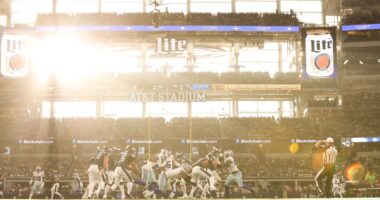 Cowboys Fans Blast Jerry Jones After Sun Blinds Players