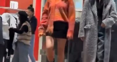 A store in China has enlisted live mannequins walking on treadmills to model its clothes - and the internet has thoughts