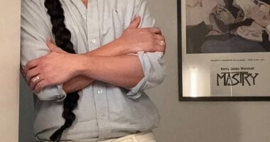 Emily Ratajkowski 's ex Eric André dressed up as the singer Sade for Halloween