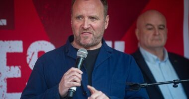 GMB's General secretary Gary Smith sent an email to all Labour peers after a Daily Mail investigation revealed ex-officials had described it as 'riddled with sexism¿