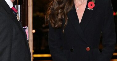 Ever on trend, Kate wore a mid-length black dress with a deep v-neck collar, fitted to her slim figure, accompanied by a stylish black clutch purse