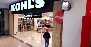 Kohl’s stock sinks after another sales miss, as shoes and clothes remain weak