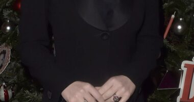 The model, 33, stepped out a sophisticated all-black ensemble consisting of a padded black blazer, with a satin hem