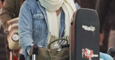 Sandi Thom looked completely unrecognisable on Wednesday when she was spotted arriving at Sydney Airport ahead of her upcoming Australian tour