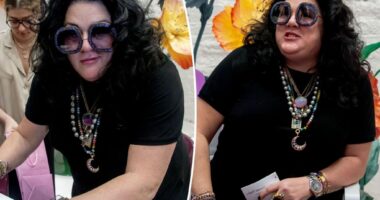 Pop artist Ashley Longshore flipping the bird to Art Basel
