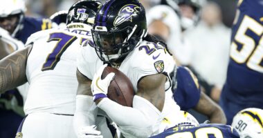 Ravens Derrick Henry Has Great 2-Word Reaction to Khalil Mack