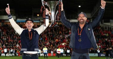 Wrexham's Hollywood owners Ryan Reynolds (right) and Rob McElhenney (left) are ready to spend big again in January, according to a report