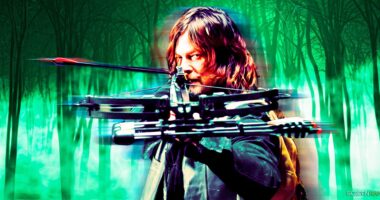 The Return Of Daryl Dixon's Iconic TWD Crossbow Means He Has 2 Signature Weapons In Season 3