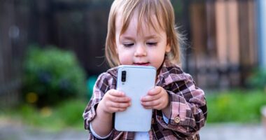 Woman defended after refusing to pay for mother-in-law’s phone after toddler broke it