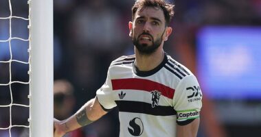 Bruno Fernandes believes Rasmus Hojlund must learn to deal with the pressure of being Manchester United ’s No.9