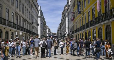 People queue for the ATM at downtown Lisbon on April 28 during a massive power cut affecting the entire Iberian peninsula