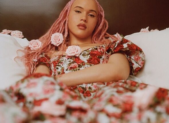 Today, Them released an exclusive interview with Airyn De Niro, daughter of award-winning actor Robert De Niro . She talked her coming out journey and how she hopes to serve as a role model for queer women of color creating their own definition of beauty