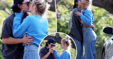 Anna Camp makes out with new girlfriend Jade Whitkey
