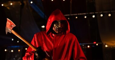 Fear Street: Prom Queen. The Killer in Fear Street: Prom Queen. Cr. Alan Markfield/Netflix © 2025.