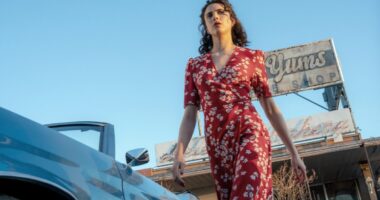 Honey Don’t! Review: Margaret Qualley Aces Noir Detective Throwback