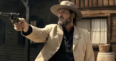 How Alec Baldwin's Western Movie Rust Returns To The Genre's Origins Explained By Star