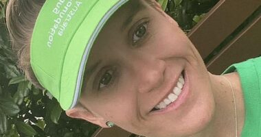 Carly Magnisalis is one of an increasing number of women who have never smoked but are suffering late stage lung cancer
