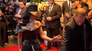 Kim Kardashian was caught scolding a security guard after he caused her to take an awkward tumble as she headed to the Met Gala 2025