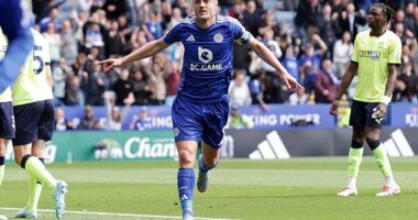 Jamie Vardy scored the opening goal as Leicester beat Southampton 2-0 on Saturday