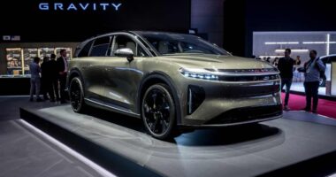 Lucid stays the course on production goals, and Wall Street overlooks mixed signals