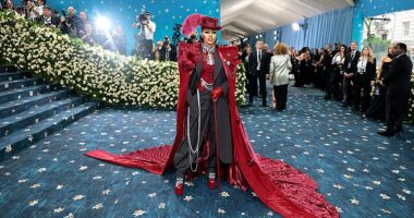 Teyana Taylor arrived in a burgundy and black suit and cape