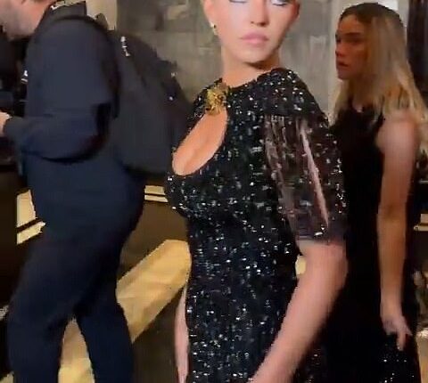 A Met Gala staffer has won a legion of fans for his last-minute memo to Sydney Sweeney as she stepped out for the high-profile fashion event in New York City
