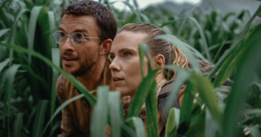 Scarlett Johnasson and Jonathan Bailey in Jurassic World Rebirth