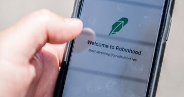 Robinhood sees record deposits as jittery investors try to stay ahead of choppy markets
