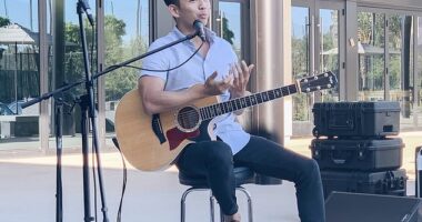 A wedding musician has revealed how he went to performing for $3 in tips to a millionaire by age 30